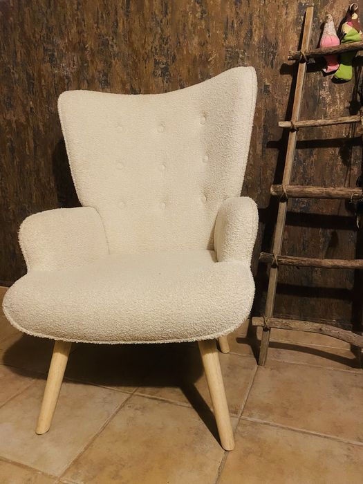 Poltrona  em pelo bege