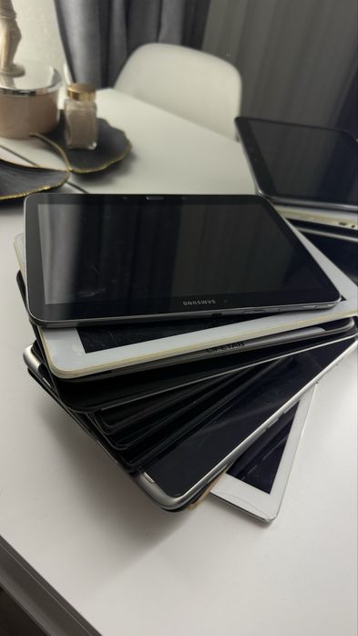 Планшети продаються одним лотом