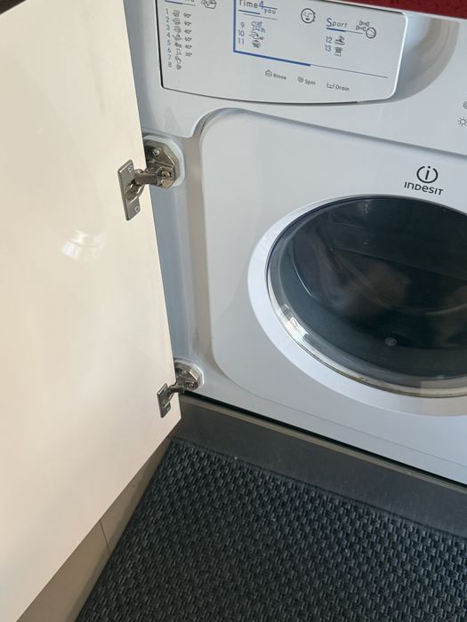 Máquina Lavar e Secar Roupa Indesit Encastre