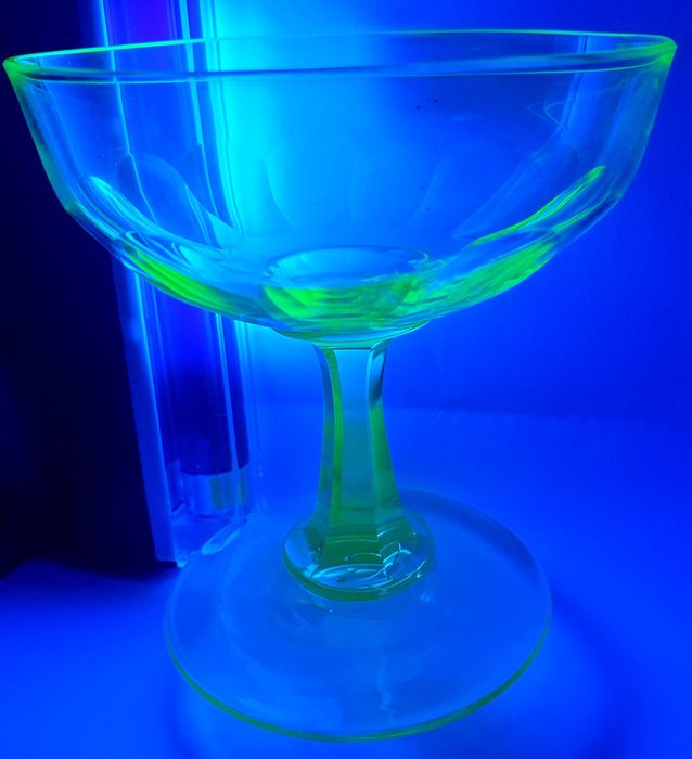 Raro antigo copo de champagne em vidro urânio