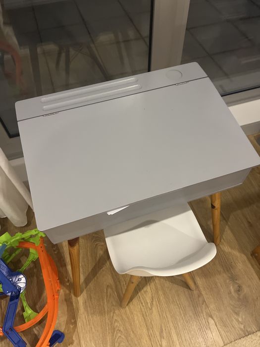 Vendo secretaria crianca e cadeira
