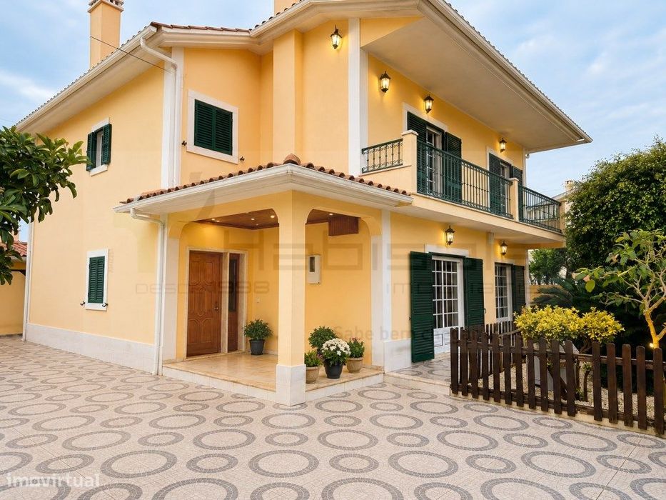 Moradia Isolada T5 com Garagem e Bom Espaço Exterior em Manique