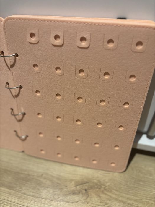 Segregator na przypinki do crocsow