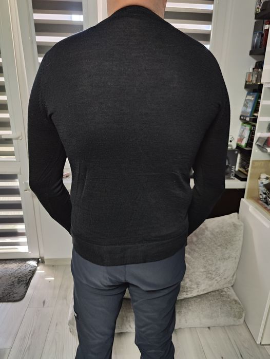 Super wełniany klasyczny sweterek ARKET rozm L