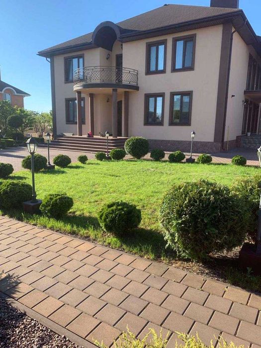 Будинок в престижному районі міста для великої родини