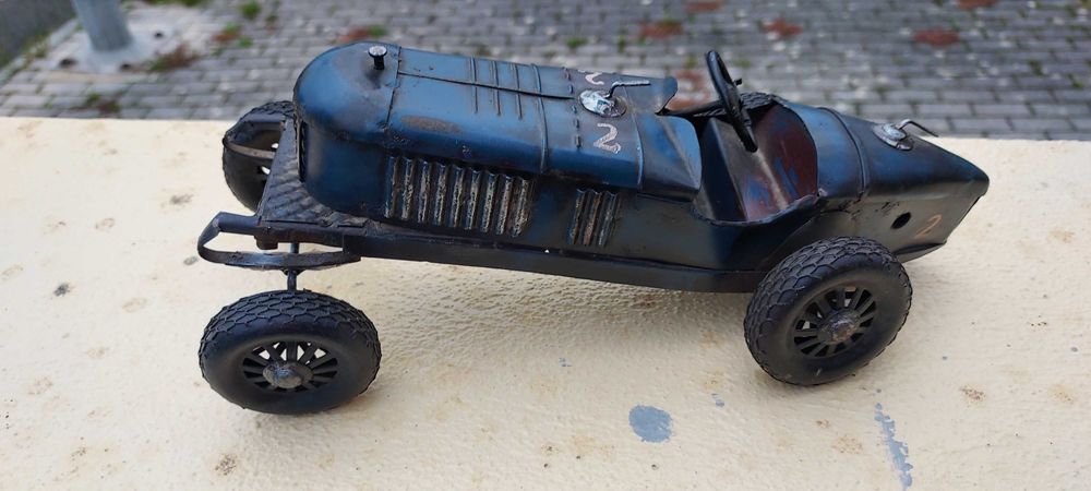 Modelo desportivo de carro em chapa - único