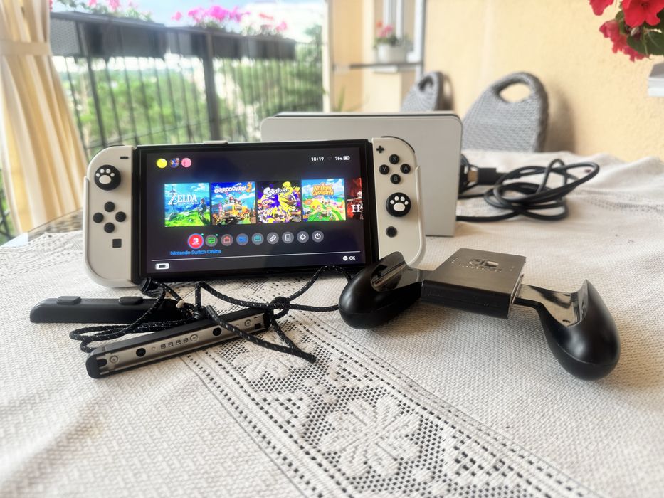 Nintendo Switch OLED White + 256 GB + Skull & Co NeoGrip + кейс
