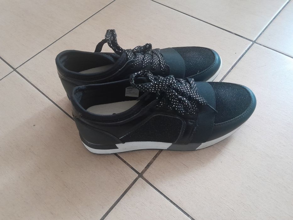 Modne czarne adidasy