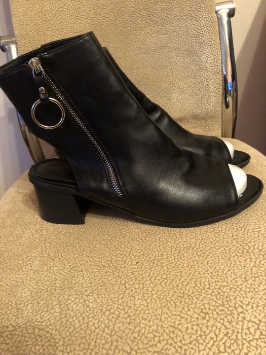 Czółenka bez pięt z cholewką .