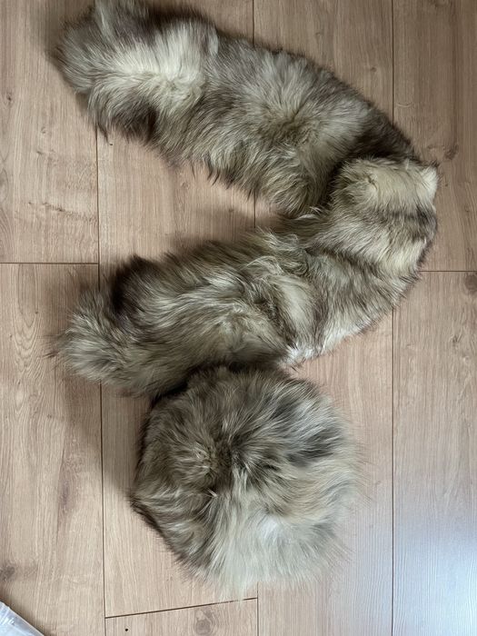 Czapka i szal z naturalnego futra, doczepiany do kolnierza płaszcza