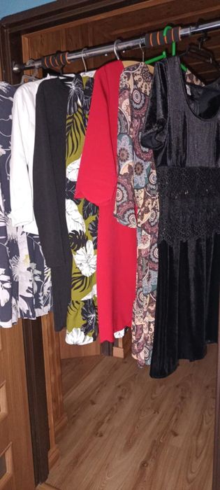 Komplet odzieży damskiej w rozmiarze 38, sukienki
 5 sukienek, żakiet