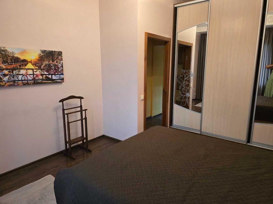 Здаю в крайовничомму місці  пів будинку Метро Славутич, Київ