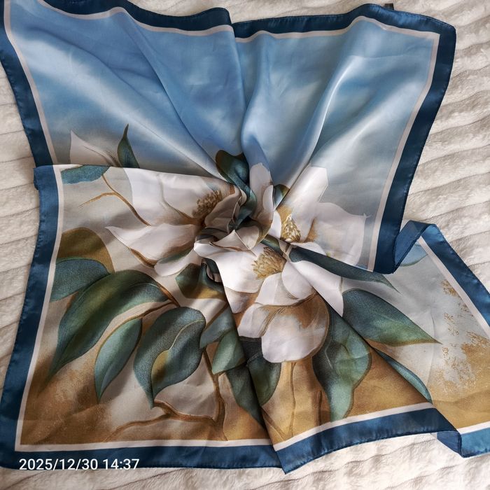 Nowa apaszka jak jedwab lilie 70 x 70