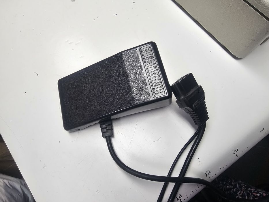 Maquina de cose e corte em muito bom estado