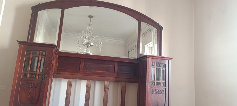 Móvel de sala com espelho