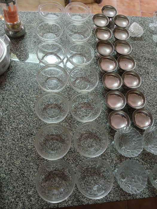 Pratos; copos de pé; taças de musse e outras louças e talheres novos