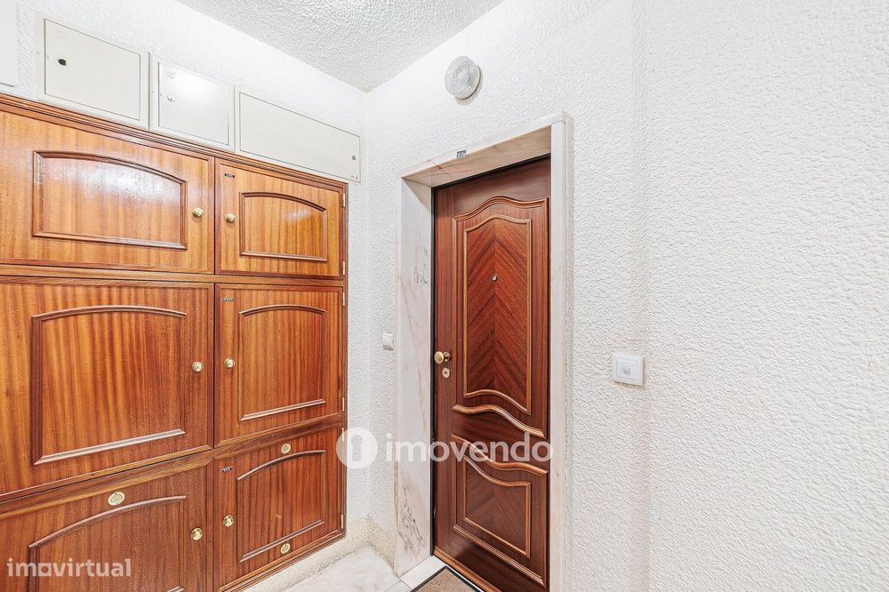 Apartamento T2, com lugar de estacionamento e arrecadação, na Ramada