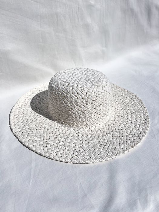 duży letni biały pleciony kapelusz