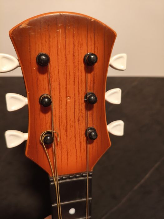 Plastikowa mała gitara