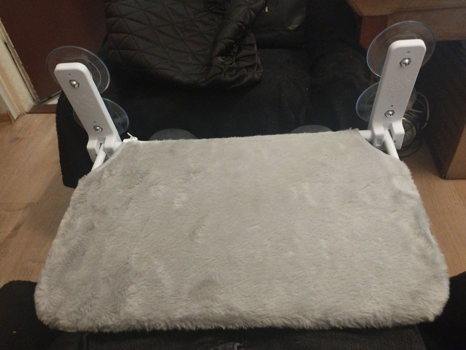 Hamak puszysty dla kota na przyssawkach