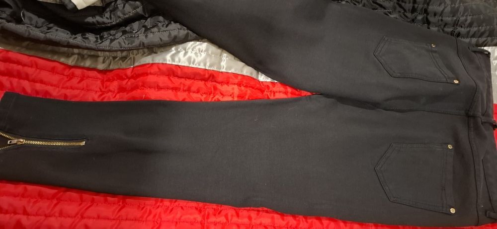 Calças pretas com fecho atras