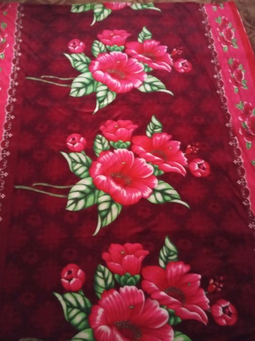 Покривало на диван.Коврики.