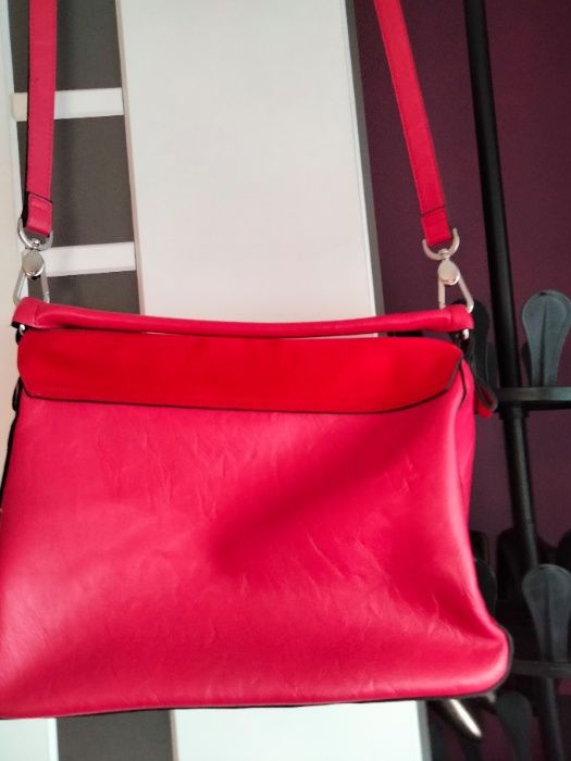Efektowna torebka damska w kolorze malinowej czerwieni