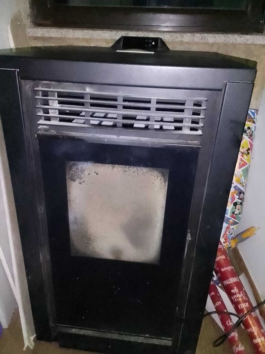 Lareira a Pellets METLOR – Excelente Estado, Tubos incluídos.