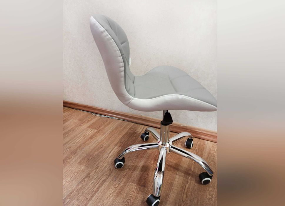 Крісло офісне Demure стілець на колесах сіре+біле / Стул мастера