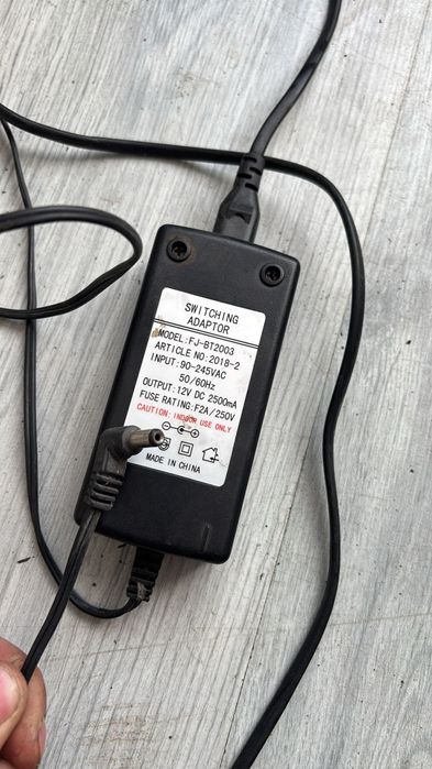 Uniwersalny zasilacz 12 V 2.5 A FJ-BT2003