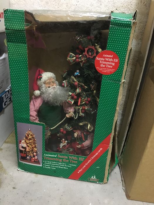 Pai natal, que mexe e, com iluminação de corrente 220v.