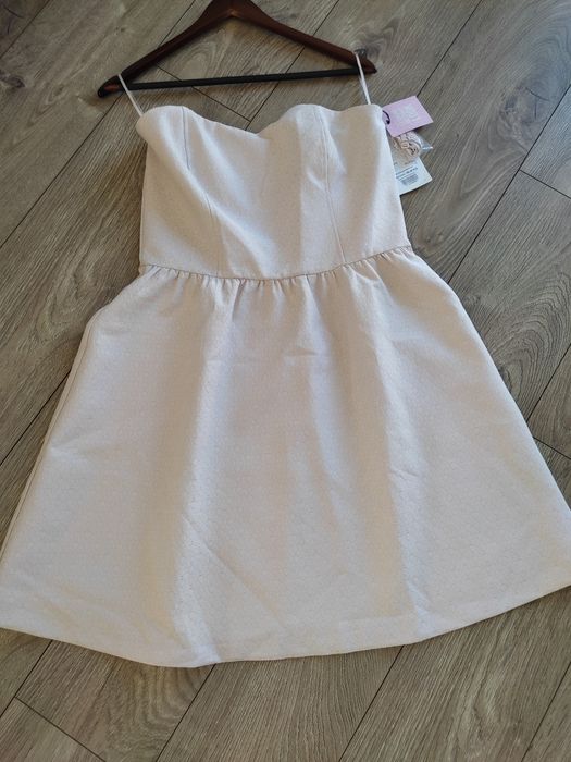 Sukienka z odkrytymi ramionami