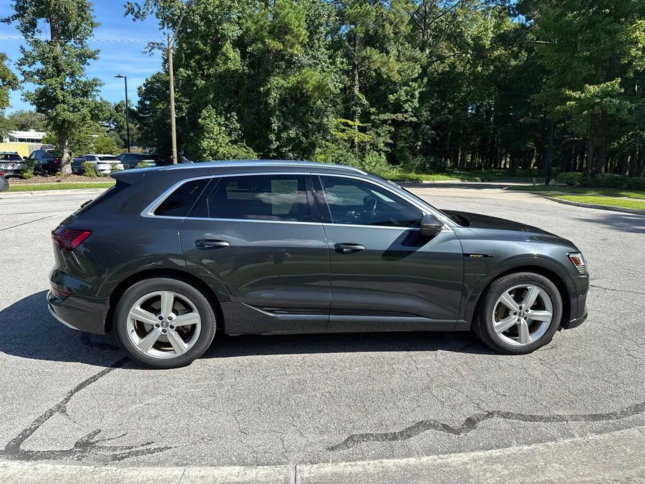 Audi e-tron      2019