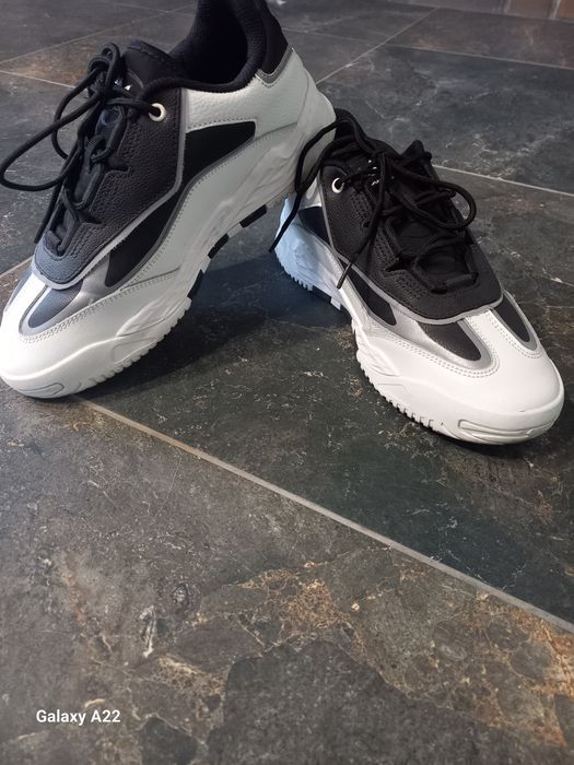 Продам чоловічі оригінальні кросівки