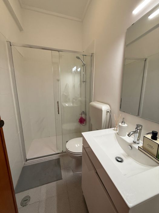 Quarto Privado e Luminoso em Benfica | Apenas Mulheres (Curta Duração)
