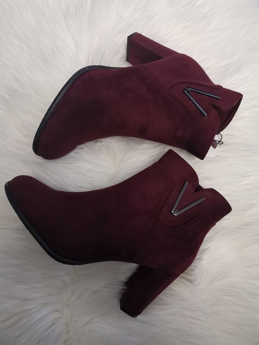 Botki w bordowym kolorze