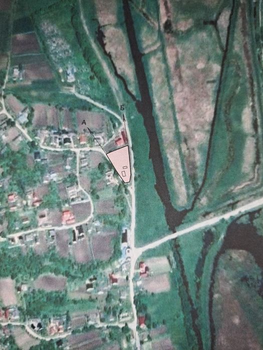 Глиняна хата та господарські будівлі, земельна ділянка під забудову