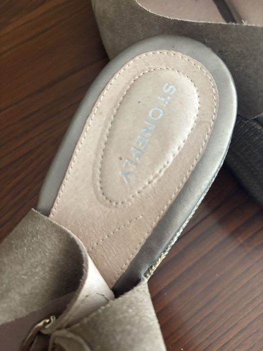 Sandalias de cunha  em tons claros, numero 38. Quase novas,