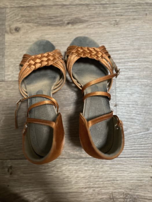 Жіночі туфлі для латино-американської програми