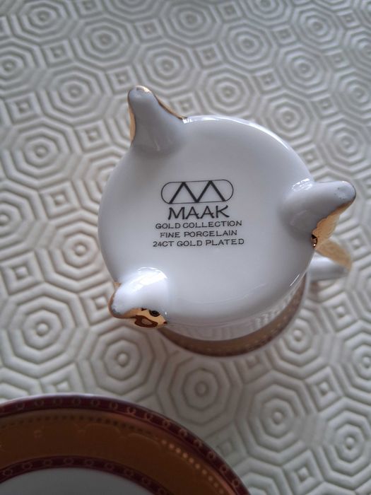 chávena e pires de café em porcelana fina da coleção MAAK Gold