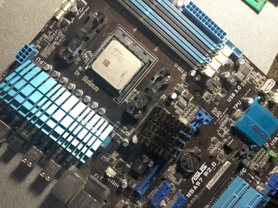 Материнская плата Asus M5A97 R2. ЕVO  (AM3+

Материнская плата