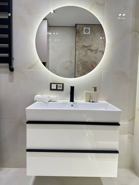 Сучасна стильна новенька квартирка