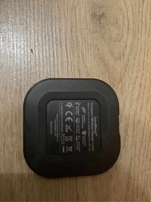 Беспроводная зарядка spigen