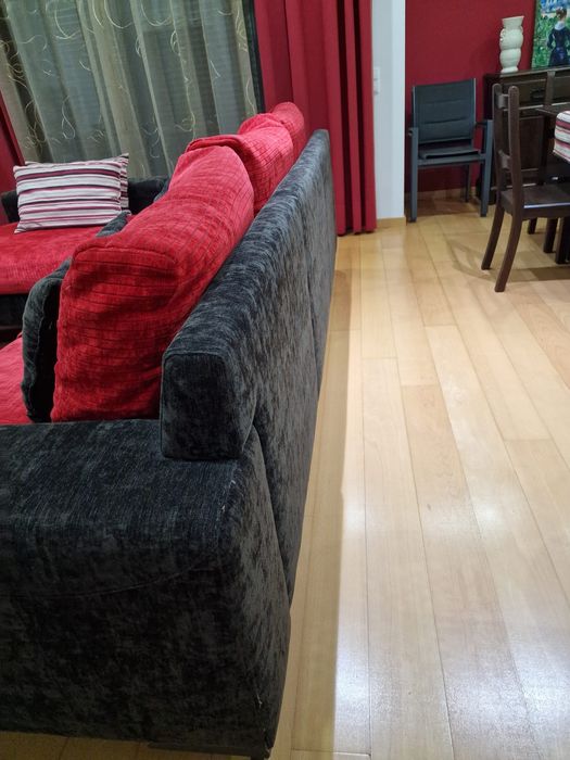 Sofá vermelho e castanho com cheselong