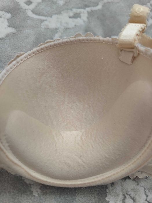 Beżowy koronkowy biustonosz 75B