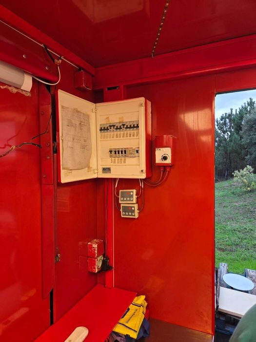 Vendo reboque Bar.
Em boas condições
Com casa de banho.
Placa eletrica