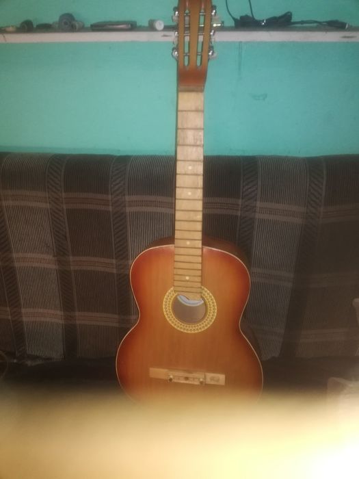 Гитара     обичная     производства        города. Чернигова      .