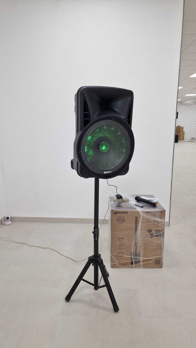 Coluna Amplificada 15" 700W USB/BT/SD Tripé + Micro sem fio