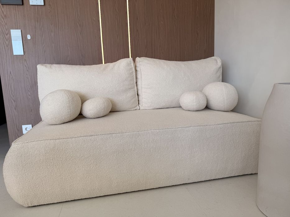 Sofa w IDEALNYM stanie BOUCLE z funkcja spania
