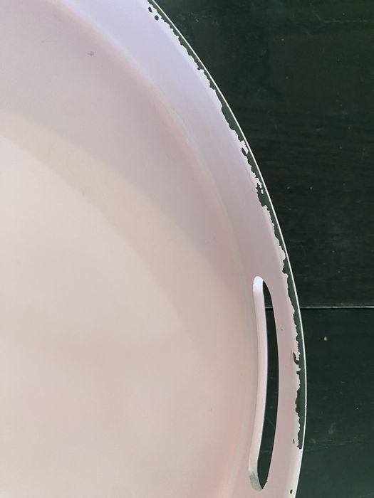 Bandeja circular com algum desgate na tinta